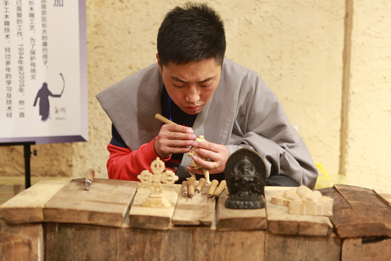 活动现场的德格麦宿藏族传统木雕手工艺人