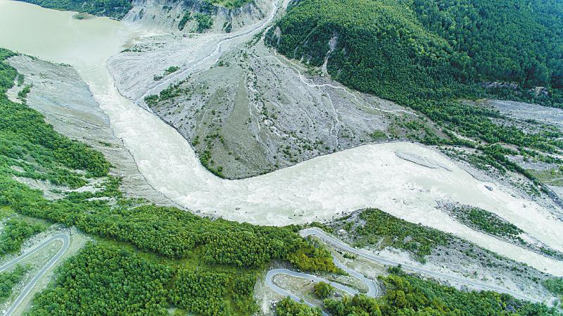 航拍西藏自治区波密县易贡乡扎木弄沟易贡滑坡现场(6月28日摄.