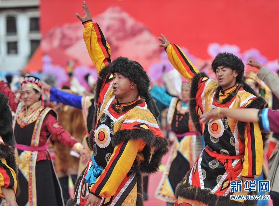 新闻 五省藏区 当日,在西藏拉萨市布达拉宫广场前,一千余名来自